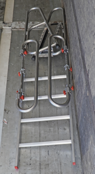 SCR | Escalera plegable para camión 